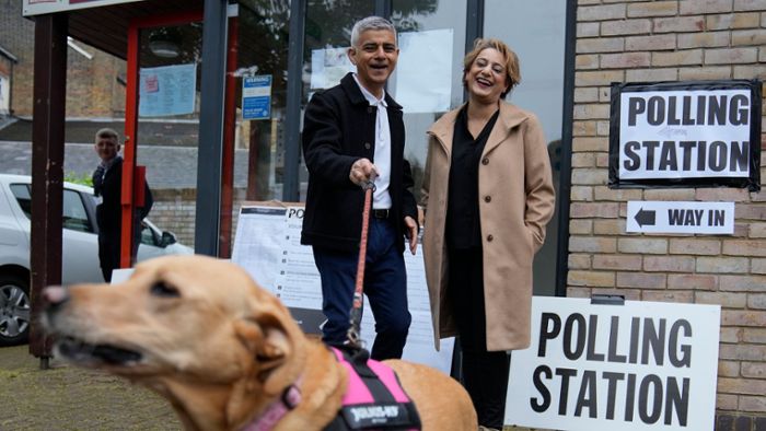#DogsAtPollingStations: Briten nehmen ihre Hunde mit zum Wählen